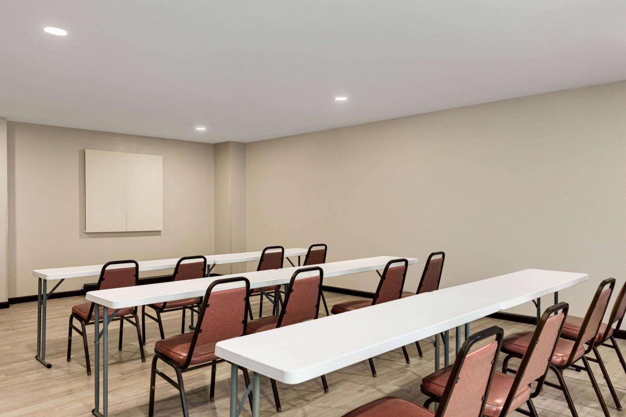 Days Inn By Wyndham Hillsboro Esterno foto