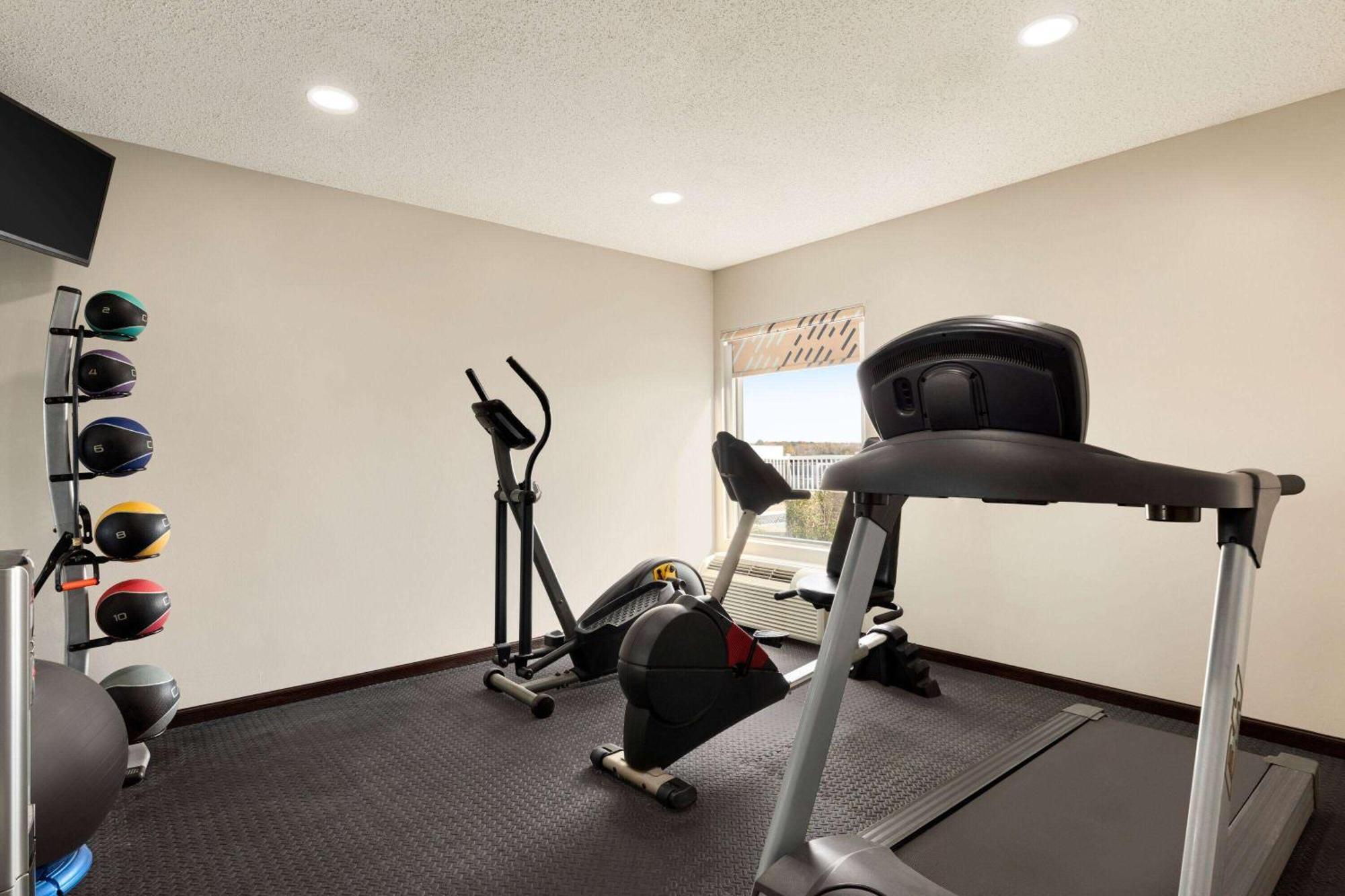 Days Inn By Wyndham Hillsboro Esterno foto