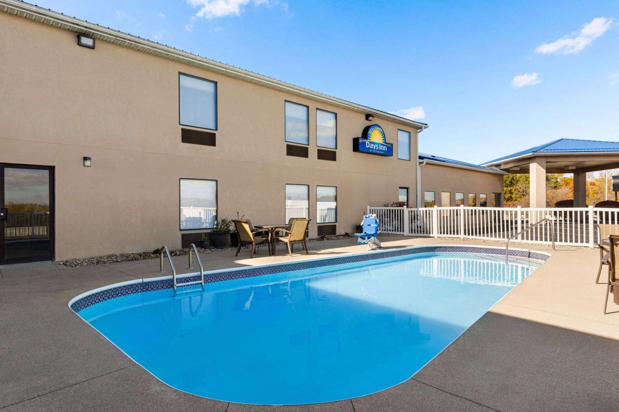 Days Inn By Wyndham Hillsboro Esterno foto
