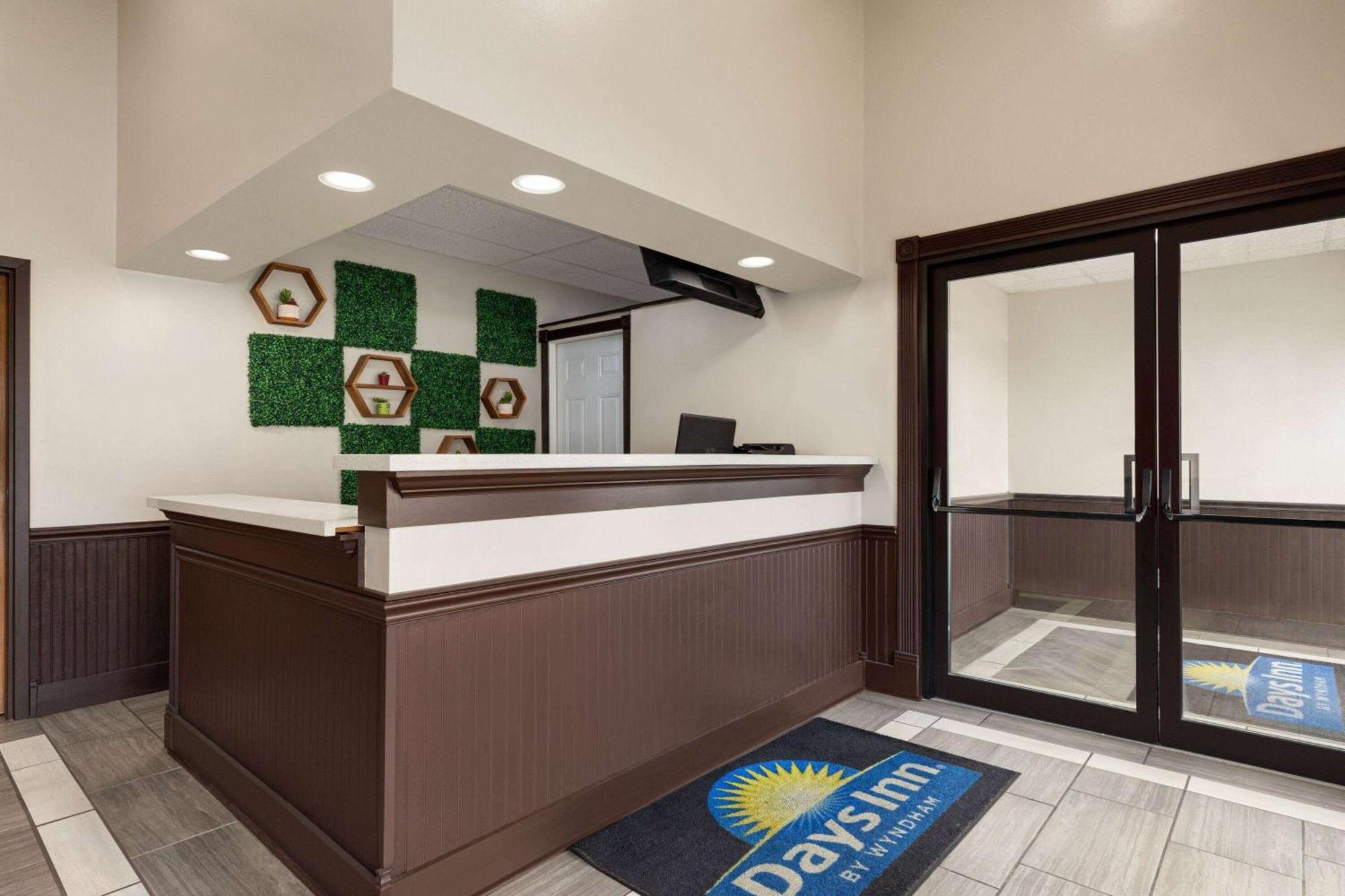 Days Inn By Wyndham Hillsboro Esterno foto